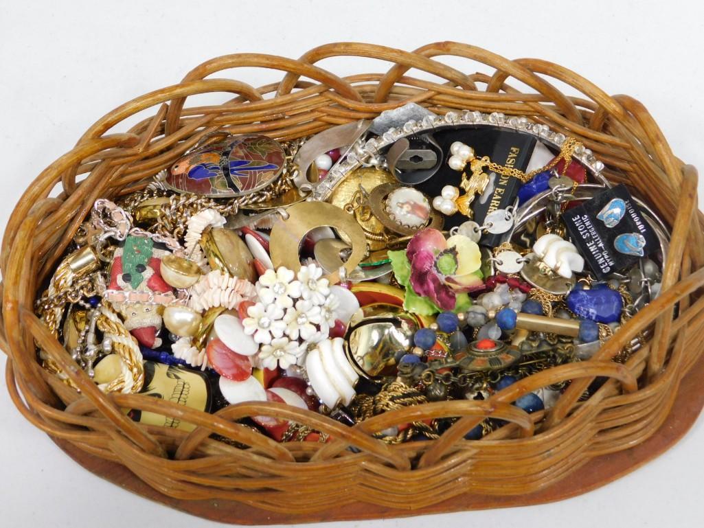 Lot of Costume Jewelry: Lot of Costume Jewelry