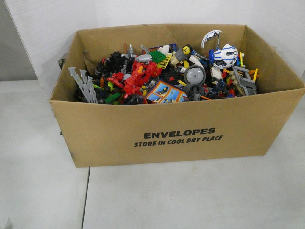 Lot of Vintage and Other Legos: Huge lot of vintage and other lego pieces