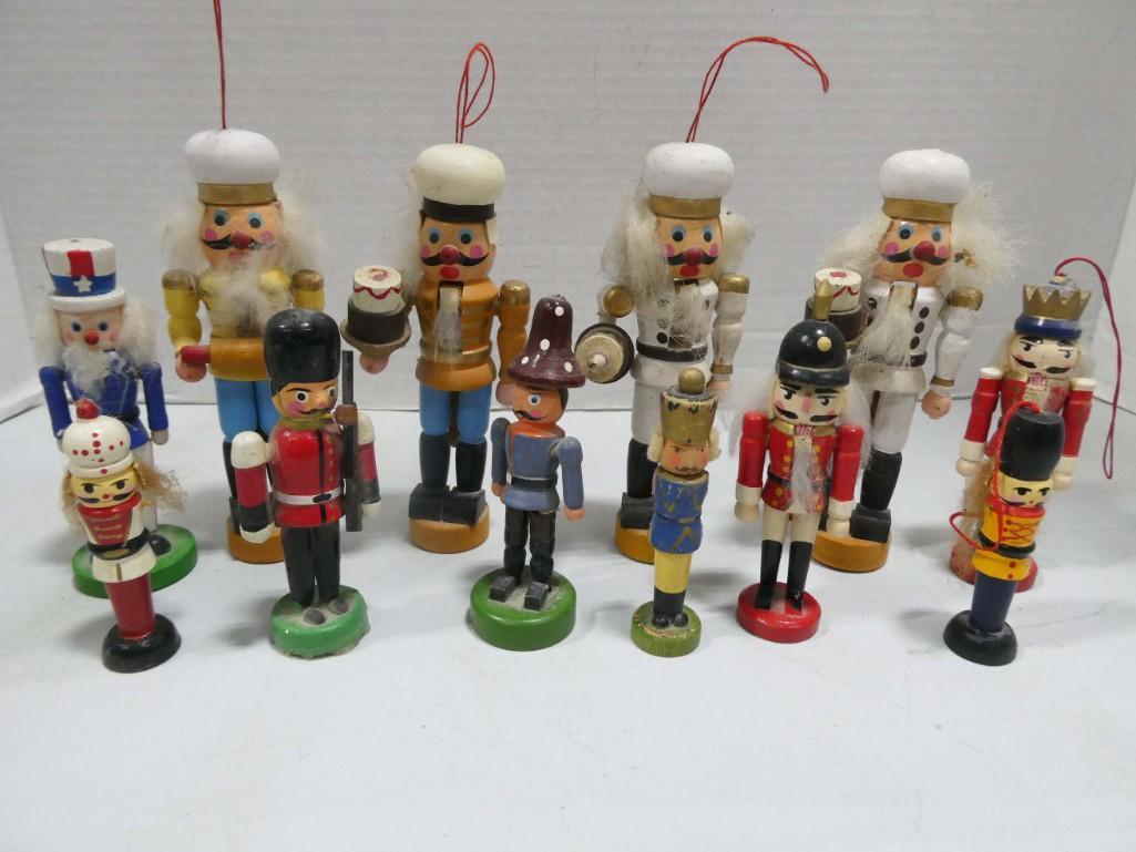 Lot of Christmas Nutcrackers: Lot of Small Christmas Nutcrackers