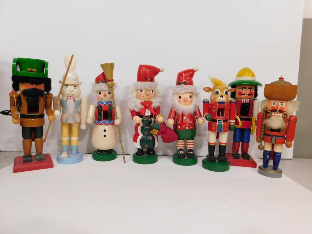 Lot of Collectible Nutcrackers: Lot of Collectible Nutcrackers Condition: as is, please see pictures. Snowman has the top broken off and missing from his hat
