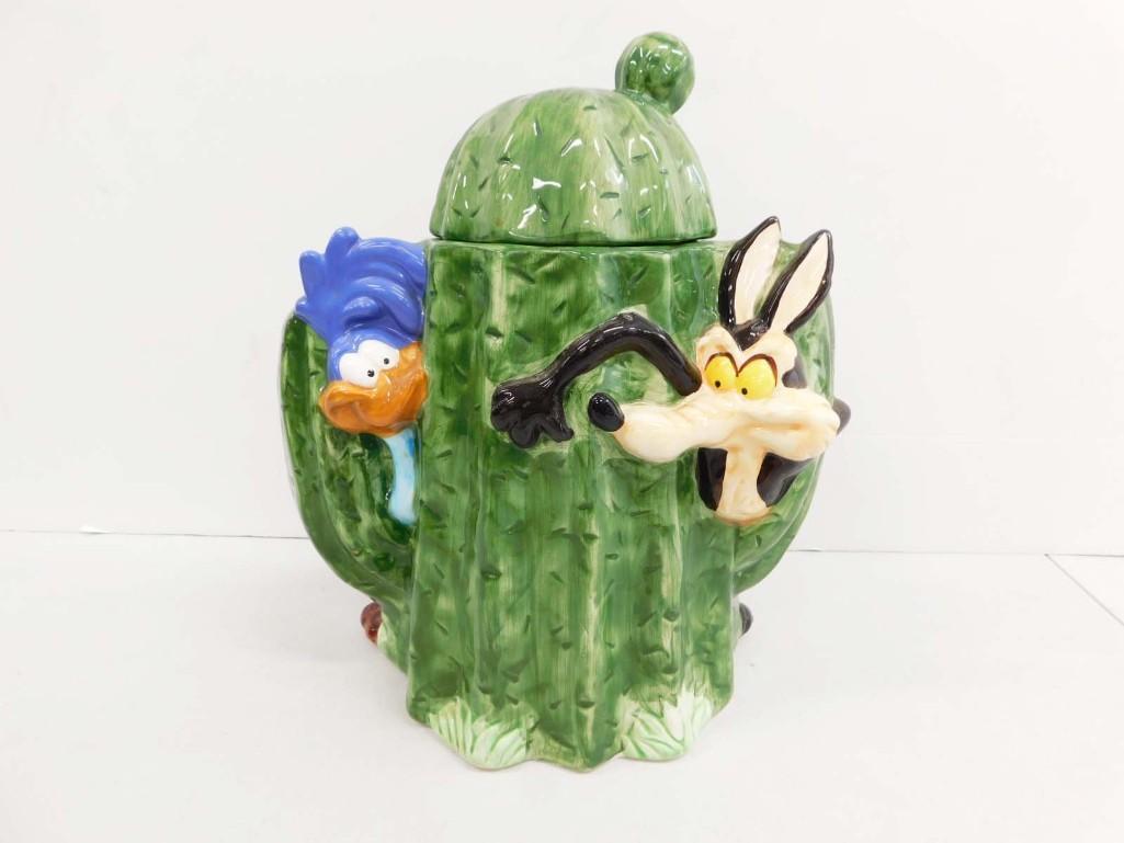 Roadrunner and Wile E Coyote Cactus Cookie Jar Warner Bros Looney Tunes (1 of 5)
