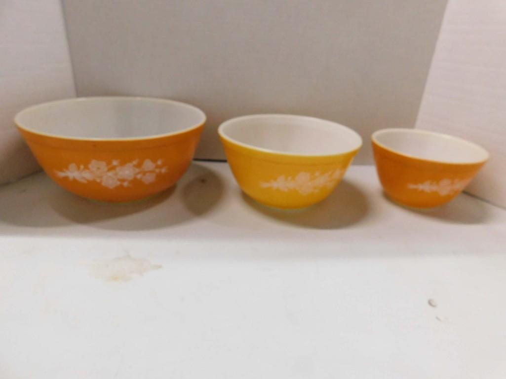 Set of 3 Vintage Butterfly Pattern Pyrex Nesting Bowls (1 of 2)