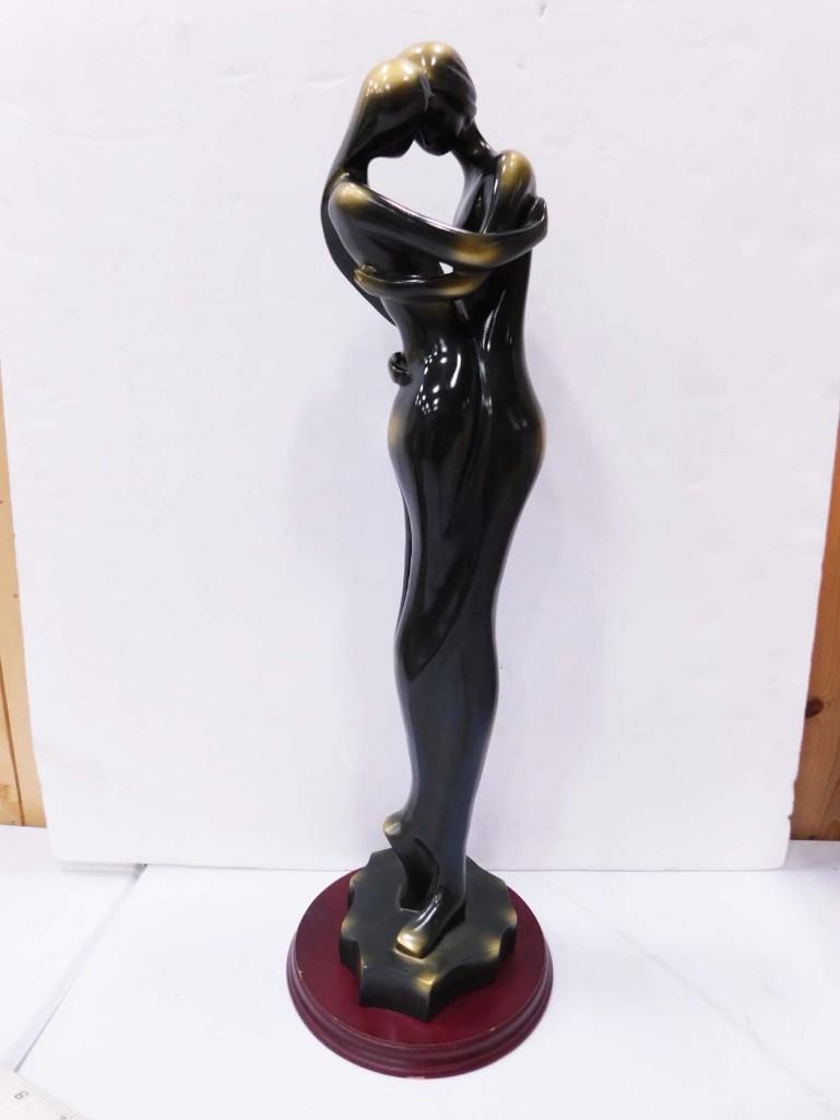 Suanti Galleries Statue Of A Man And A Woman Embracing