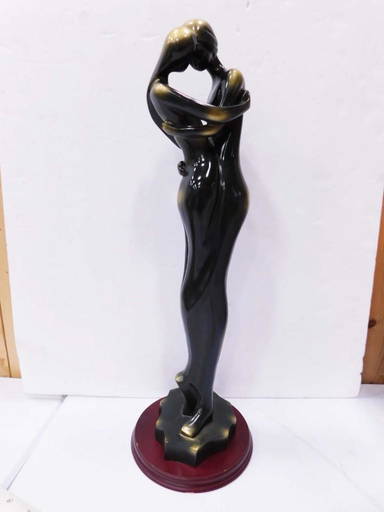 Suanti Galleries Statue Of A Man And A Woman Embracing