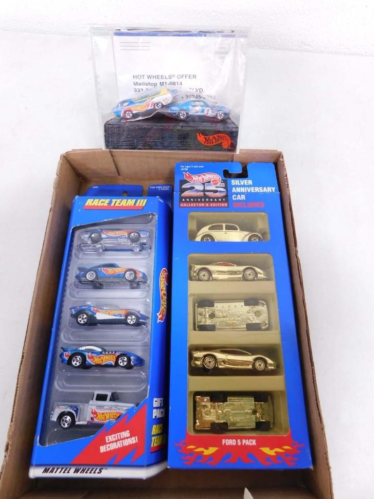 Lot of Hot Wheels: Lot of Hot Wheels incl 4 in an acrylic case