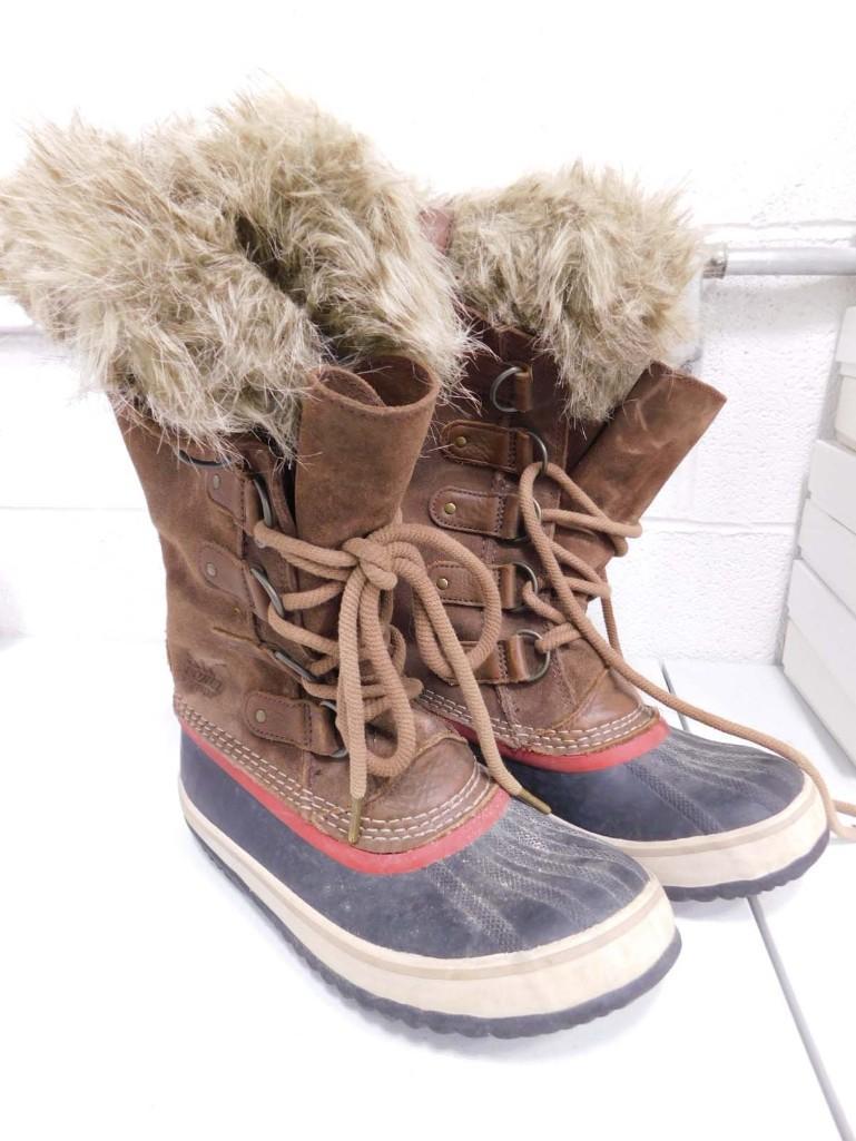 Pair of Sorel Waterproof Boots: Pair of Sorel Waterproof Boots Size Wms's US 7 NL2429-261