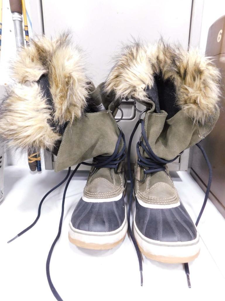 Pair of Sorel Waterproof Boots: Pair of Sorel Waterproof Boots - Size WMN's US 9 NL1540-383