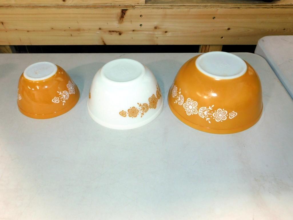 Set of 3 Vintage Pyrex Butterfly Gold Mixing Bowls (1 of 5)