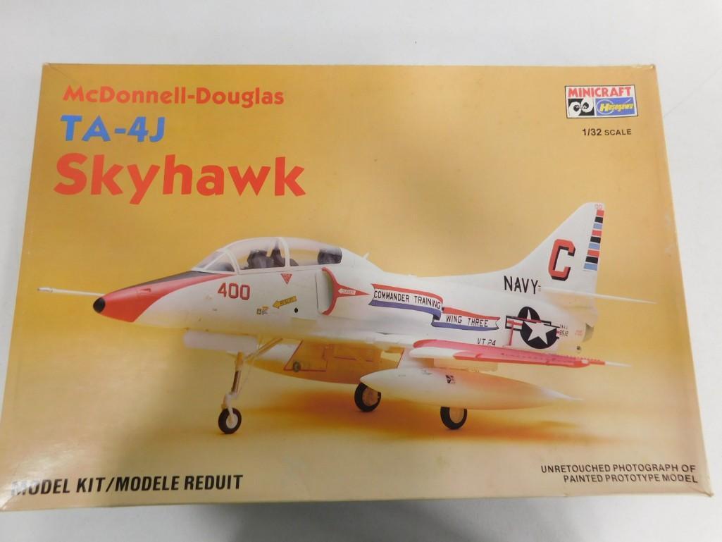 Minicraft Airplane Model Kit McDonnell Douglas TA-4J Skyhawk 1/32 Scale (1 of 4)