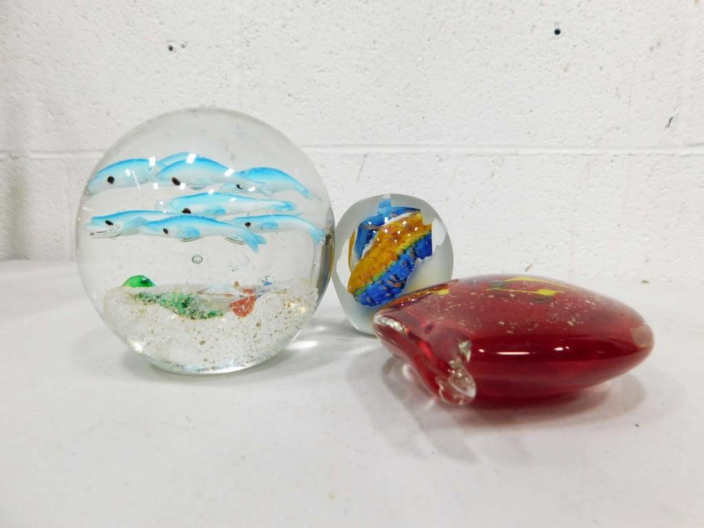 3 Glass Paperweights incl Dynasty Gallery Fish Paperweight (1 of 5)
