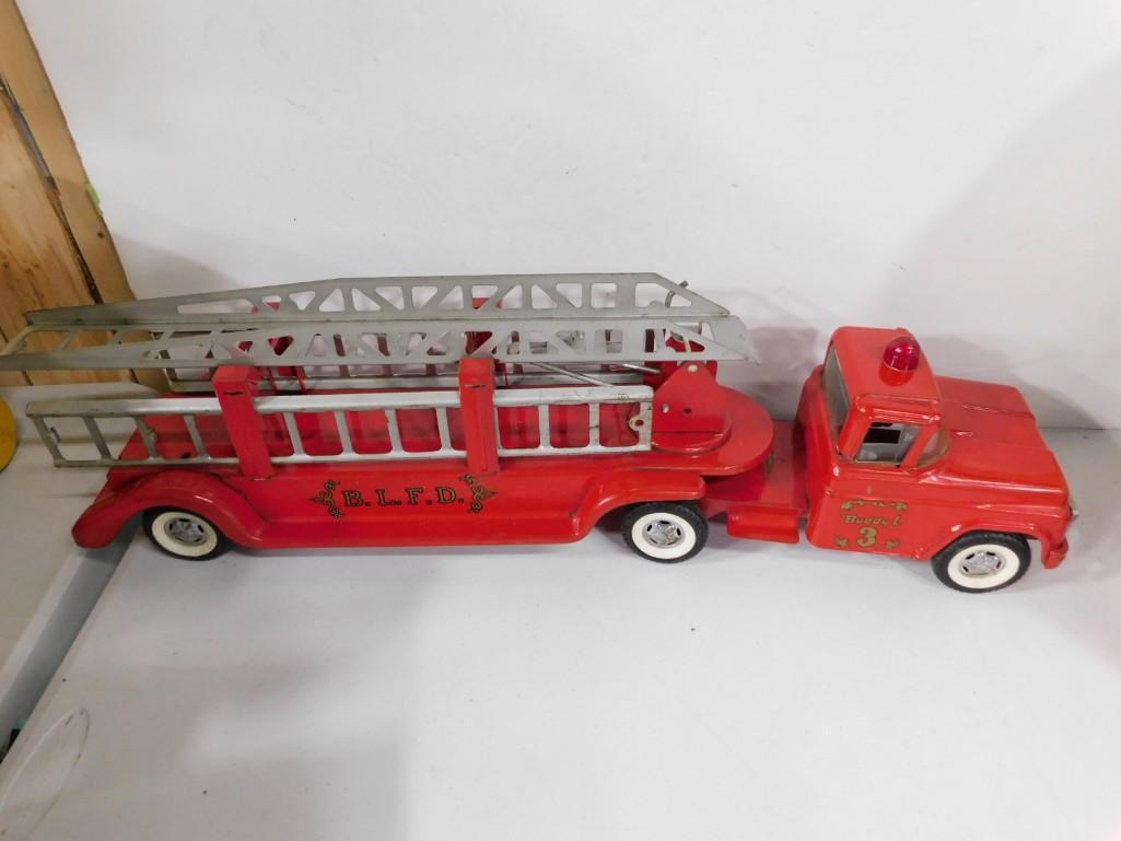 Buddy L #3 Firetruck with original paint and ladders (1 of 4)