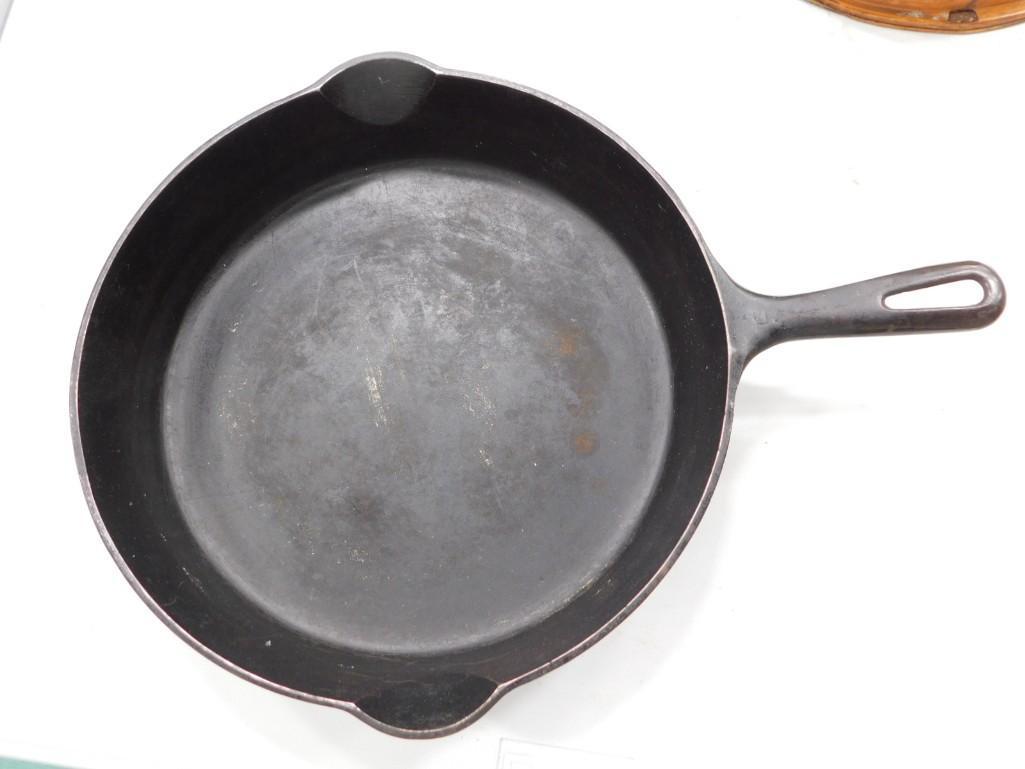Griswold Cast Iron Skillet or Frying Pan 12" Vintage (1 of 4)