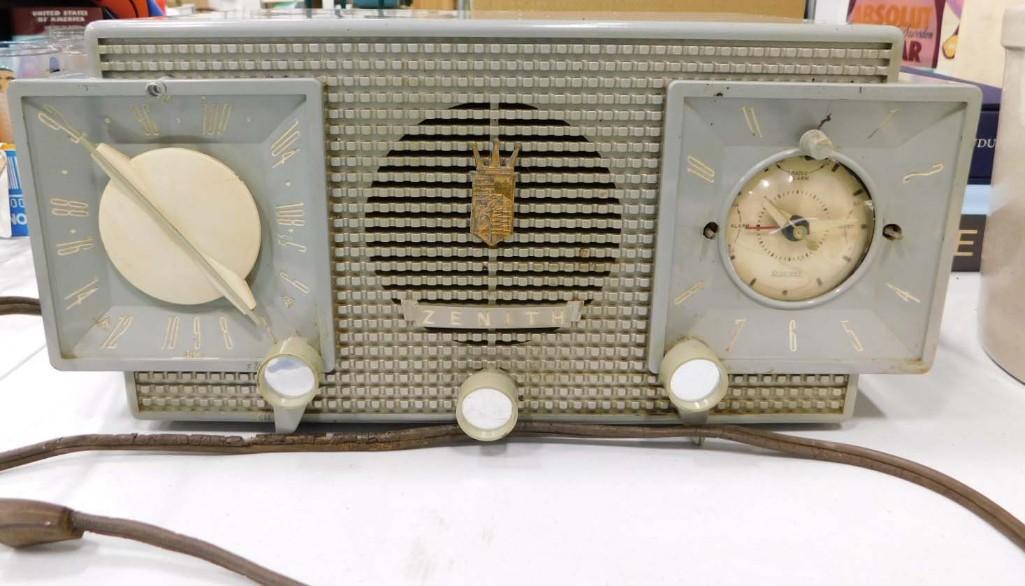 Zenith AM FM Clock Radio Model Y733 with Instruction Manual (1 of 6)