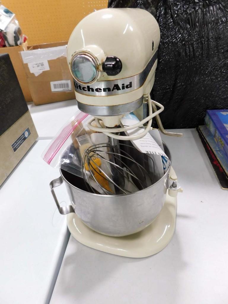 Kitchenaid Stand Mixer Model K5SS with the Crank Bowl Lifter .  Works (1 of 3)