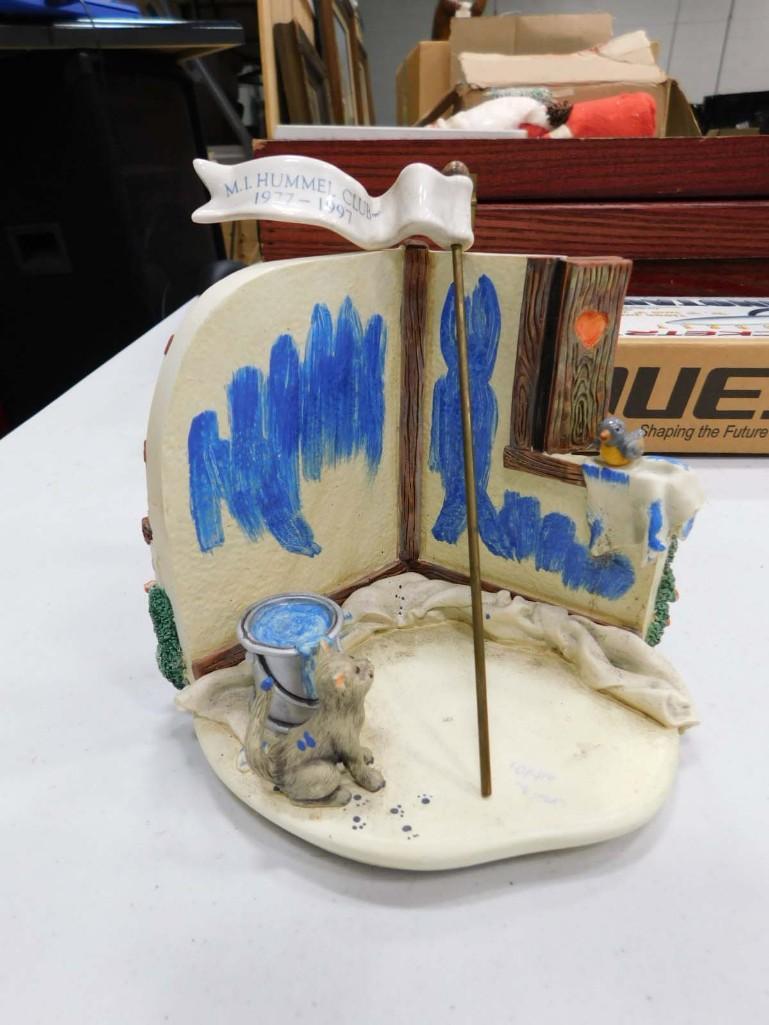 Goebel The Hummelscapes Collection Painting Pals Mark #1019-D MI Hummel Club 1977-1997: Goebel The Hummelscapes Collection Painting Pals Mark #1019-D MI Hummel Club 1977-1997 . You get what you see in the pictures. Scape only. This is to hold a figurine. Made in 1999