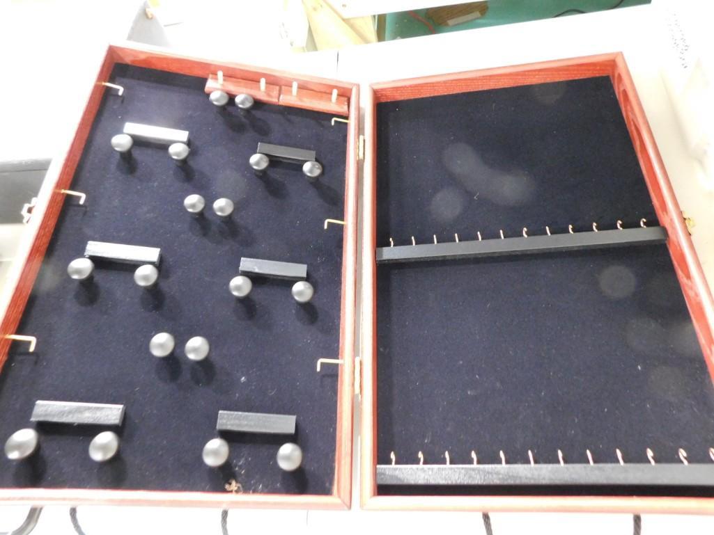 Portable Jewelry Display Case (1 of 5)