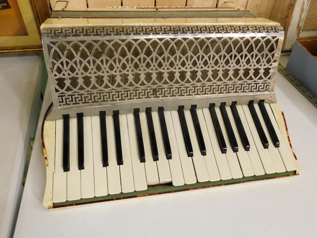 Vintage Peerless Accordion: Vintage Peerless Accordion