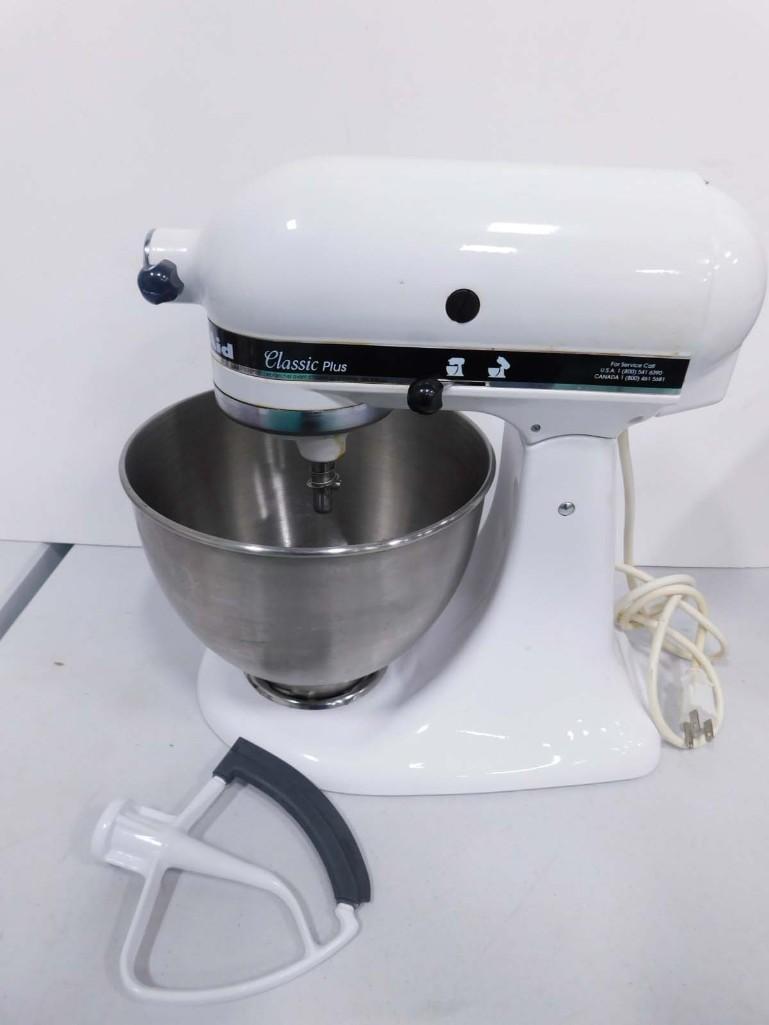 Kitchenaid Stand Mixer Classic Plus with Bowl and Scraper Paddle Works (1 of 3)