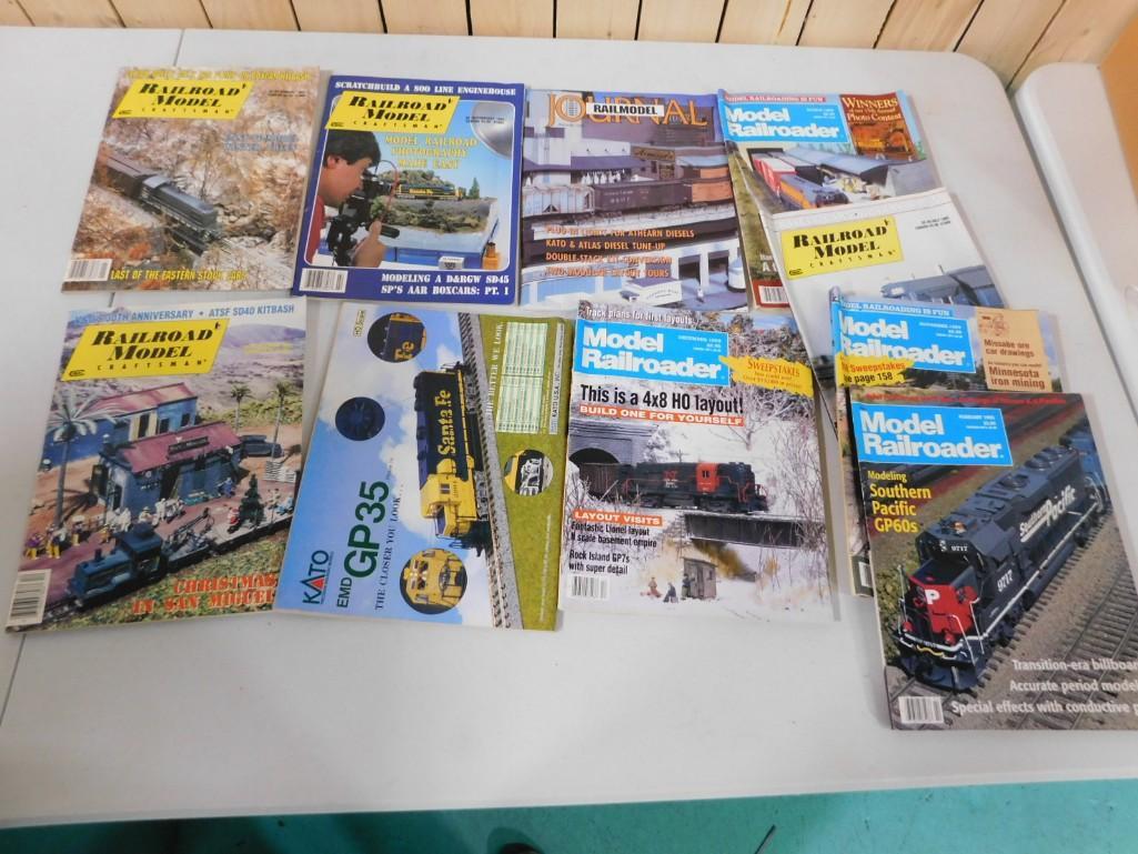 Lot of Vintage Railroad Model Magazines , etc (1 of 3)