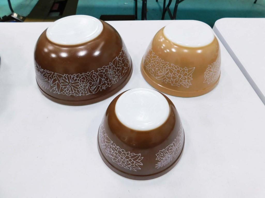 Set of 3 Vintage Pyrex Woodland Mixing Bowls: Set of 3 Vintage Pyrex Woodland Mixing Bowls