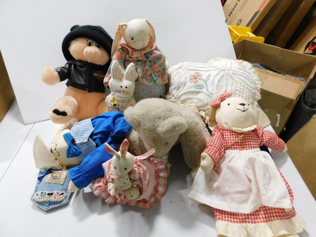 Plush Lot incl Pig with Harley Davidson Jacket and Hat, Bunnies, Bears, etc: Plush Lot incl Pig with Harley Davidson Jacket and Hat, Bunnies, Bears, etc