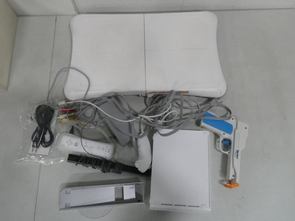 Nintendo Wii Set including Wii, Controllers, Gun, Balance Board, etc.: Nintendo Wii Set including Wii, Controllers, Gun, Balance Board, etc. Comes with everything shown