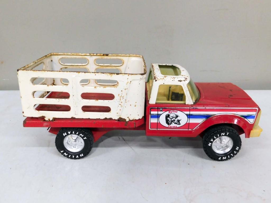 Vintage Nylint Farms Red Truck Pressed Steel (1 of 11)