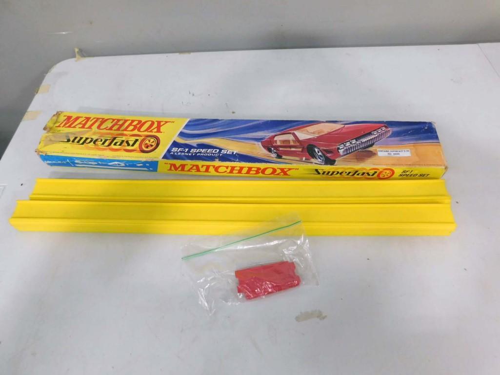 Matchbox Superfast Track NO CARS: Matchbox Superfast Track NO CARS . Includes 7 yellow track pieces and 5 red connectors