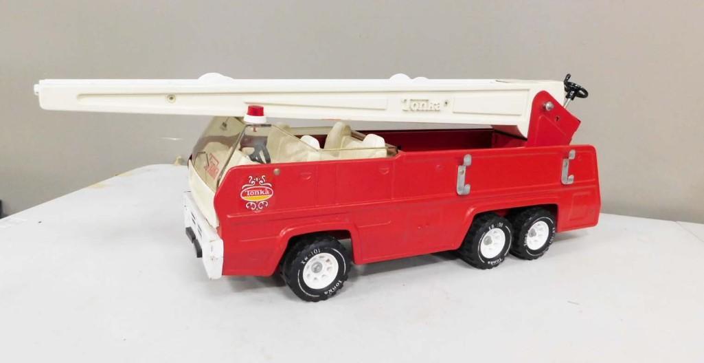 Vintage Tonka Pressed Steel Fire Truck with Aerial Ladder: Large Vintage Pressed Steel Tonka Pressed Steel Firetruck with Plastic Aerial Ladder. Condition: the aerial ladder works but needs string. No side ladders. Includes only what is shown