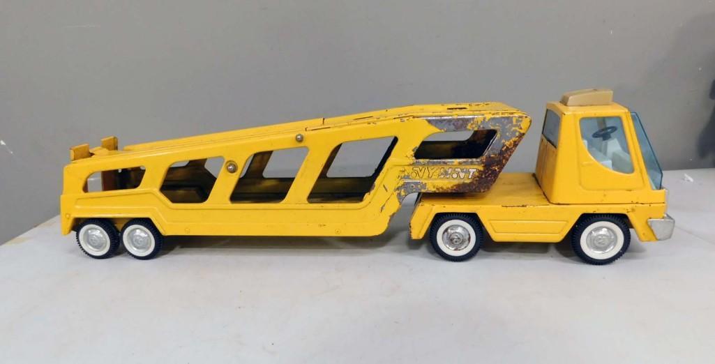 Large Nylint Pressed Steel Car Hauler Vintage: Large Vintage Nylint Pressed Steel Car Hauler Semi Truck and Trailer . Condition: has considerable rust and wear. Windshield has cracks. Rolls good. As always, please examine all pictures