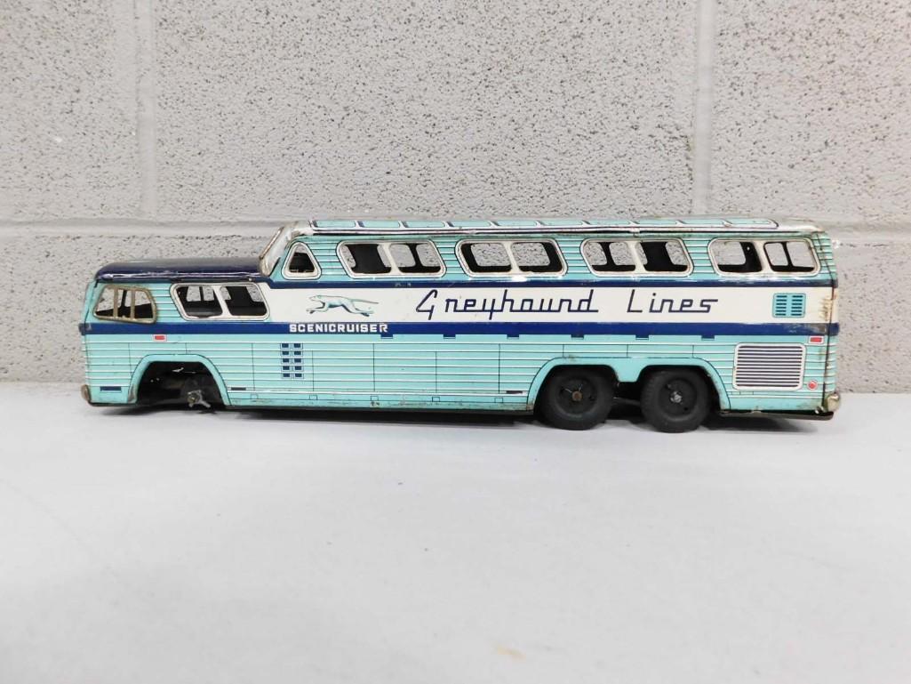 Vintage Metal Greyhound Bus - missing a wheel (1 of 4)
