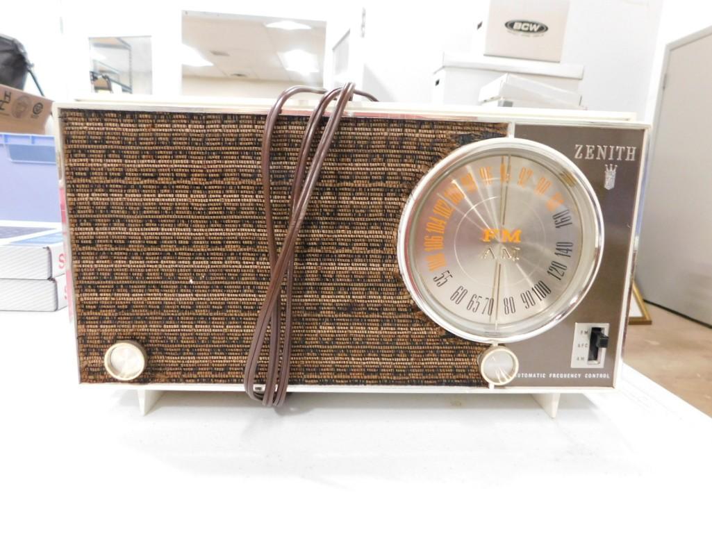 1960s Zenith AM FM Table Top Tube Radio 2-2346 (1 of 5)