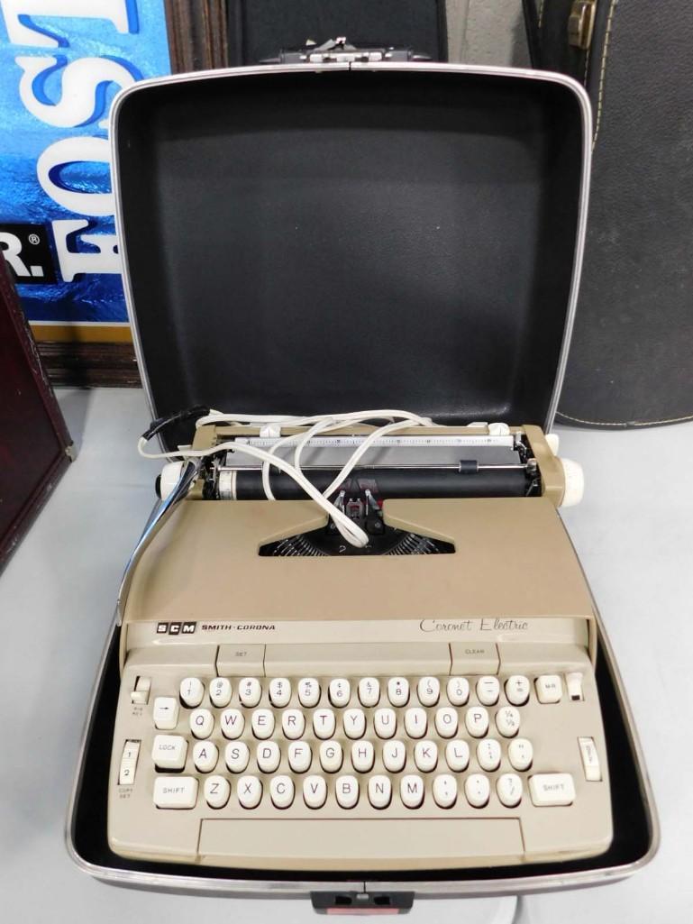 Vintage Smith Corona Portable Typewriter: Vintage Smith Corona Portable Typewriter