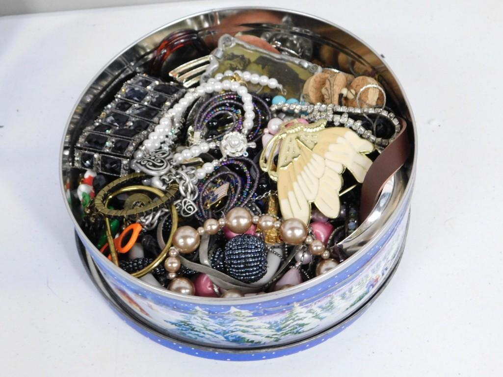 Lot of Costume Jewelry: Lot of Costume Jewelry