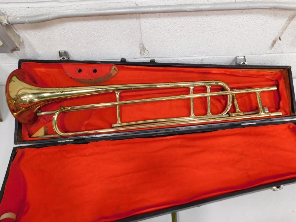 La Paree Trombone with Case and Mouthpiece: La Paree Trombone with Case and mouthpiece . A nice musical instrument