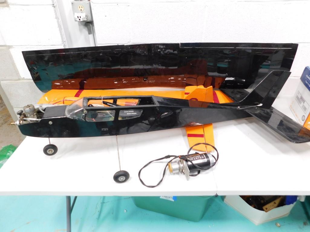 2 Large Model Airplanes - As Is (1 of 9)