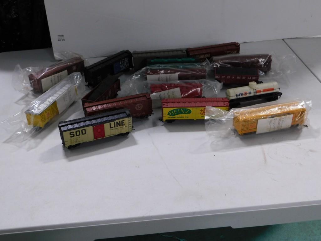 Lot of 16 HO Scale Train Cars Incl Union 76, Heinz 57, etc: Lot of 16 HO Scale Train Cars Incl Union 76, Heinz 57, etc