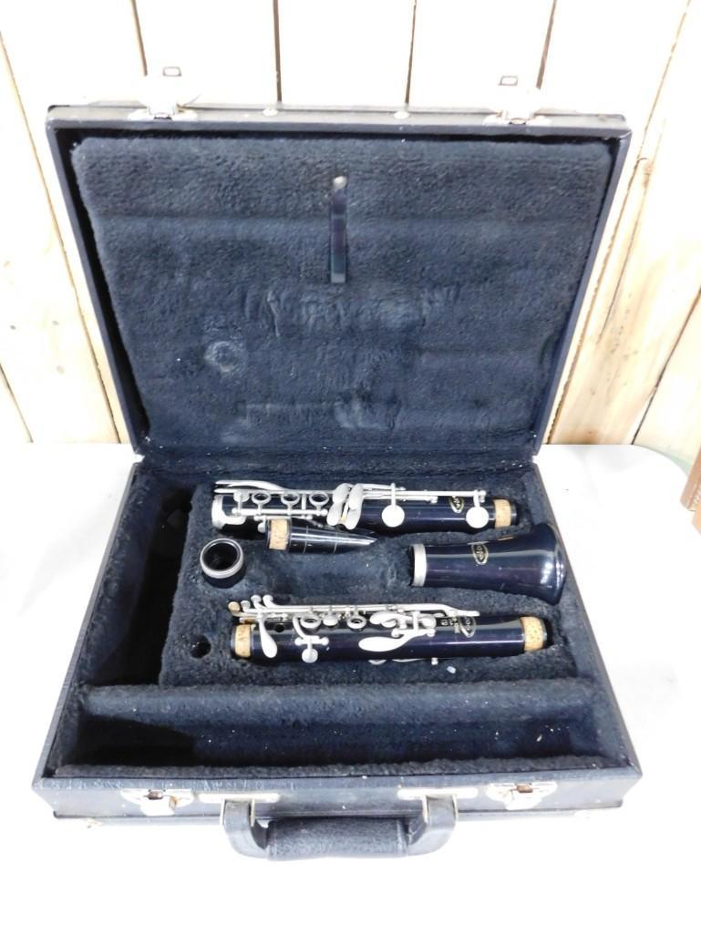 Vito Student Clarinet with Case (1 of 7)