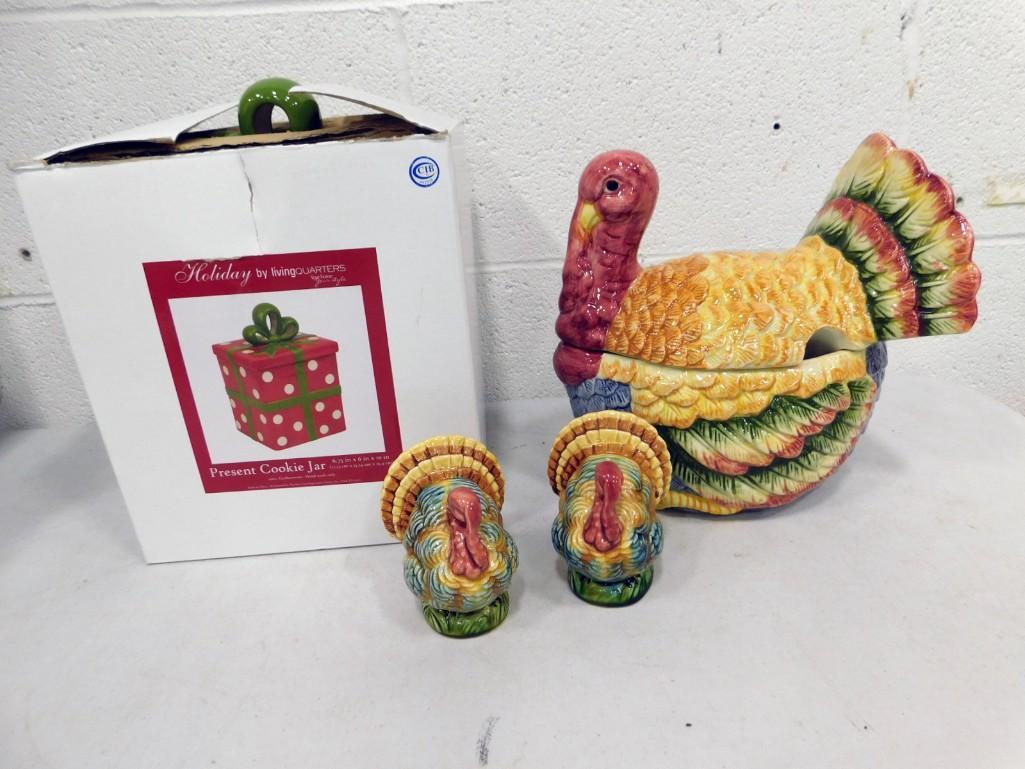 Turkey Cookie Jar with Matching Salt and Pepper Set and Christmas Cookie Jar (1 of 5)