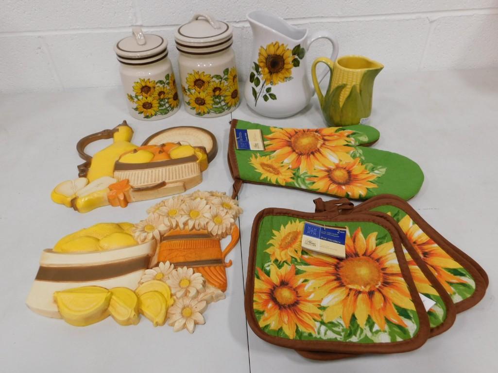 Shawnee Pottery Corn Creamer, 1970s Wall Hangings, Oven Mitts, (1 of 15)