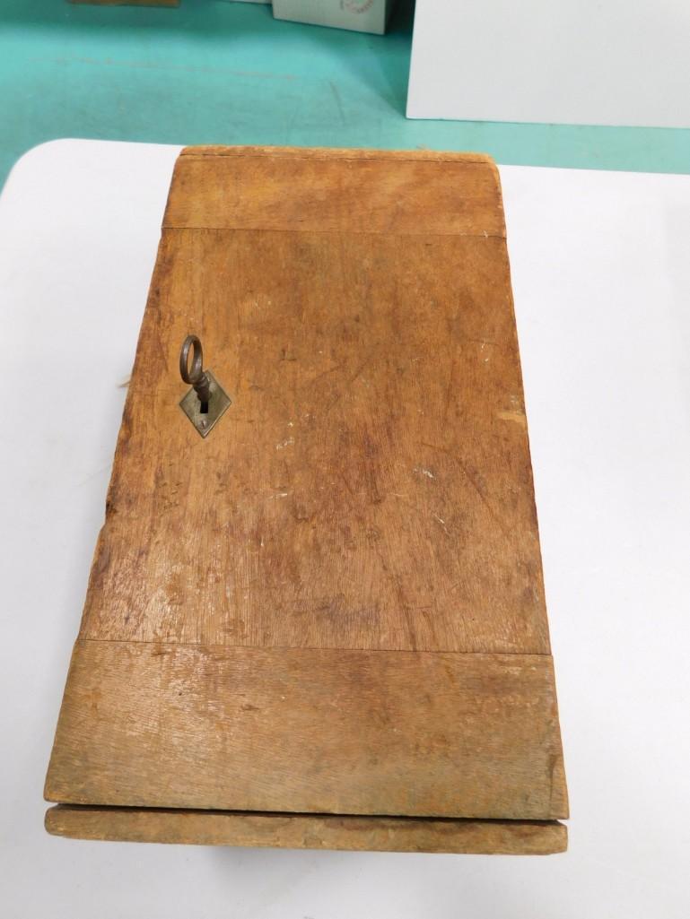 Antique 1912 Microscope with a nice wooden case (1 of 5)