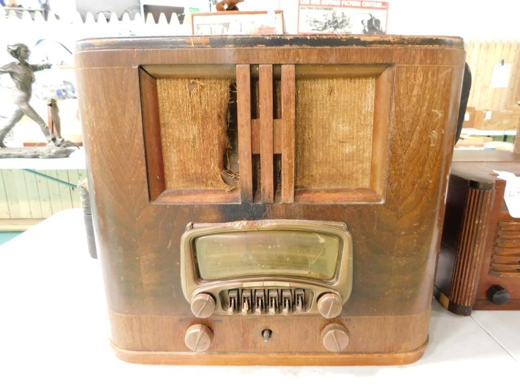 Antique Airline Montgomery Ward Air Wave Loop Aerial Desktop Radio: Antique Airline Montgomery Ward Air Wave Loop Aerial Desktop Radio Condtiion: untested, rough, broken or missing knobs, cracked and yellowed plastic, scratches, chips, torn speaker fabric, etc