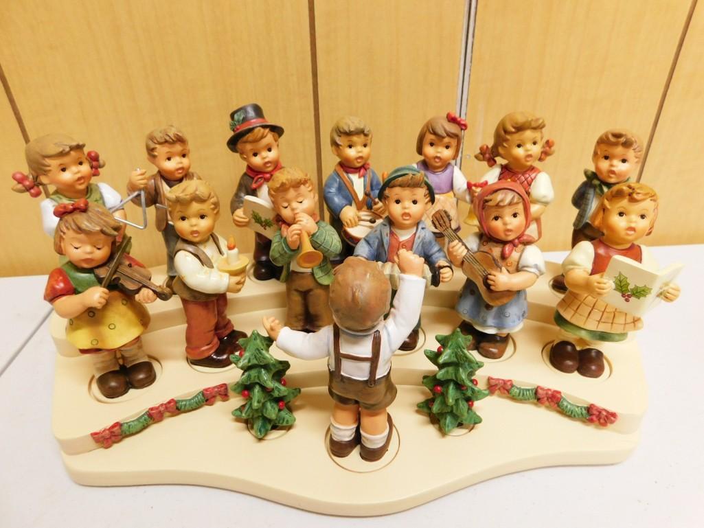 Hummel 2015 Christmas Choir Figurine Set with Base HD654: Hummel 2015 Christmas Choir Figurine Set with Base HD654 Condition: repaired pigtail, repaired bell, missing/broken conductor wand
