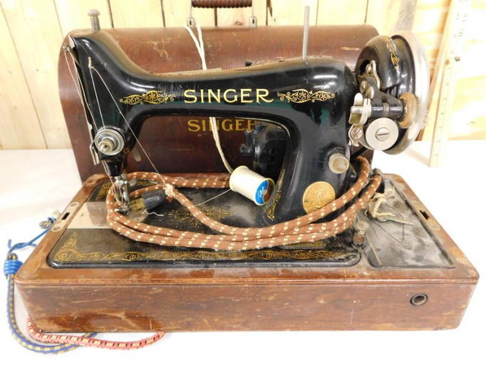 Vintage Portable Singer Sewing Machine With Wood Case