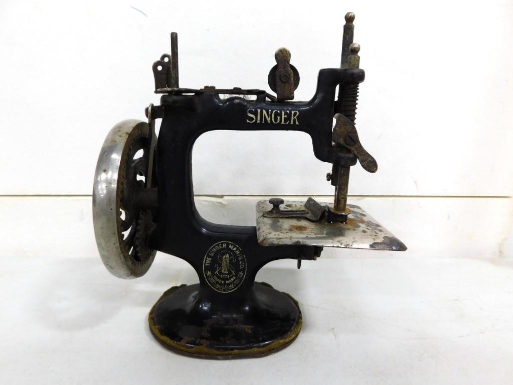 Antique Singer Sewing Machine Small Hand Crank Model (1 of 4)