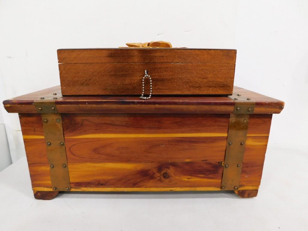 2 Jewelry Boxes incl 1 Cedar Jewelry Box: 2 Jewelry Boxes incl 1 Cedar Jewelry Box and 1 with a carved floral design