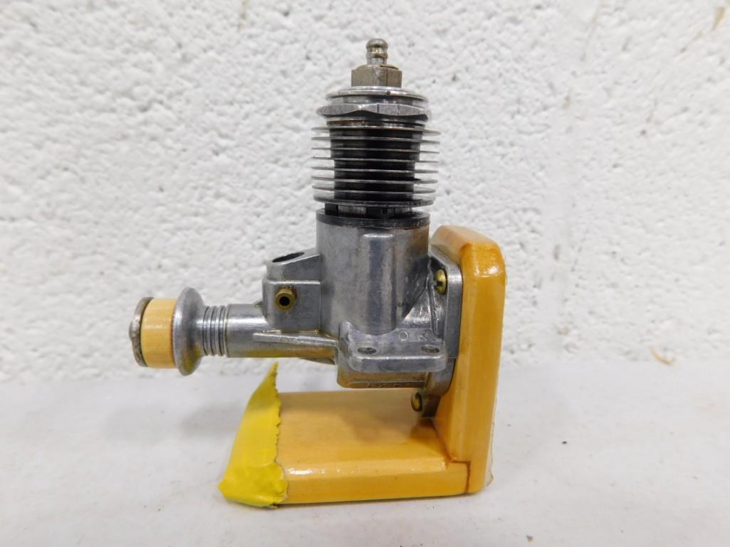 Engine for Remote Control Airplanes - OK Cub .074 (1 of 4)