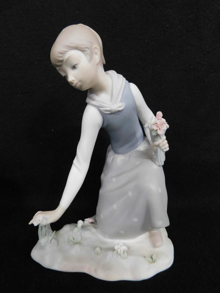 Lladro Girl Picking Flowers #1172 Porcelain Figurine with Matte Finish: Lladro Girl Picking Flowers #1172 Porcelain Figurine with Matte Finish . Retired