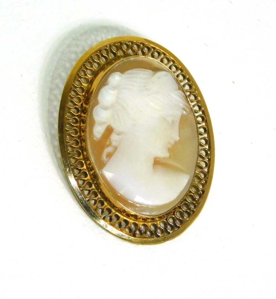 12k Gold Vintage Winard Cameo Brooch or Pendant: 12k Gold Vintage Winard Cameo Brooch or Pendant - Roughly 1.25" on the tall end and 1" on the short end. PLEASE NOTE: any props, stands, displays, trays, and/or quarters shown in the pictures are not 