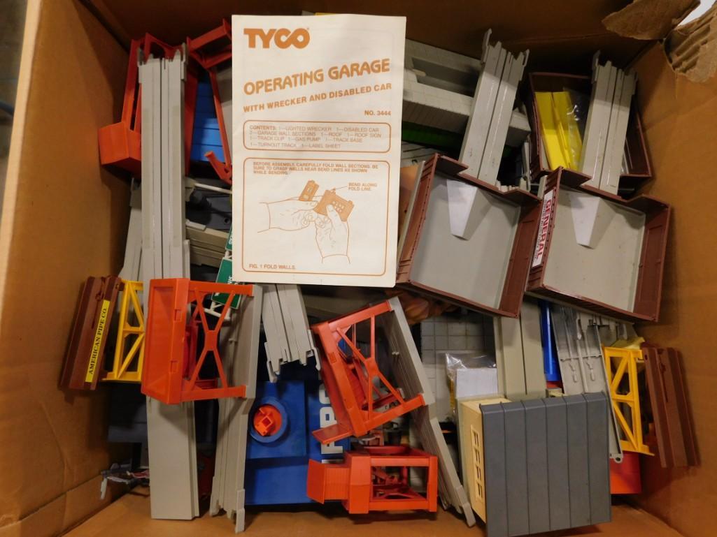 Lot of Model Railroad Train Accessories (1 of 5)